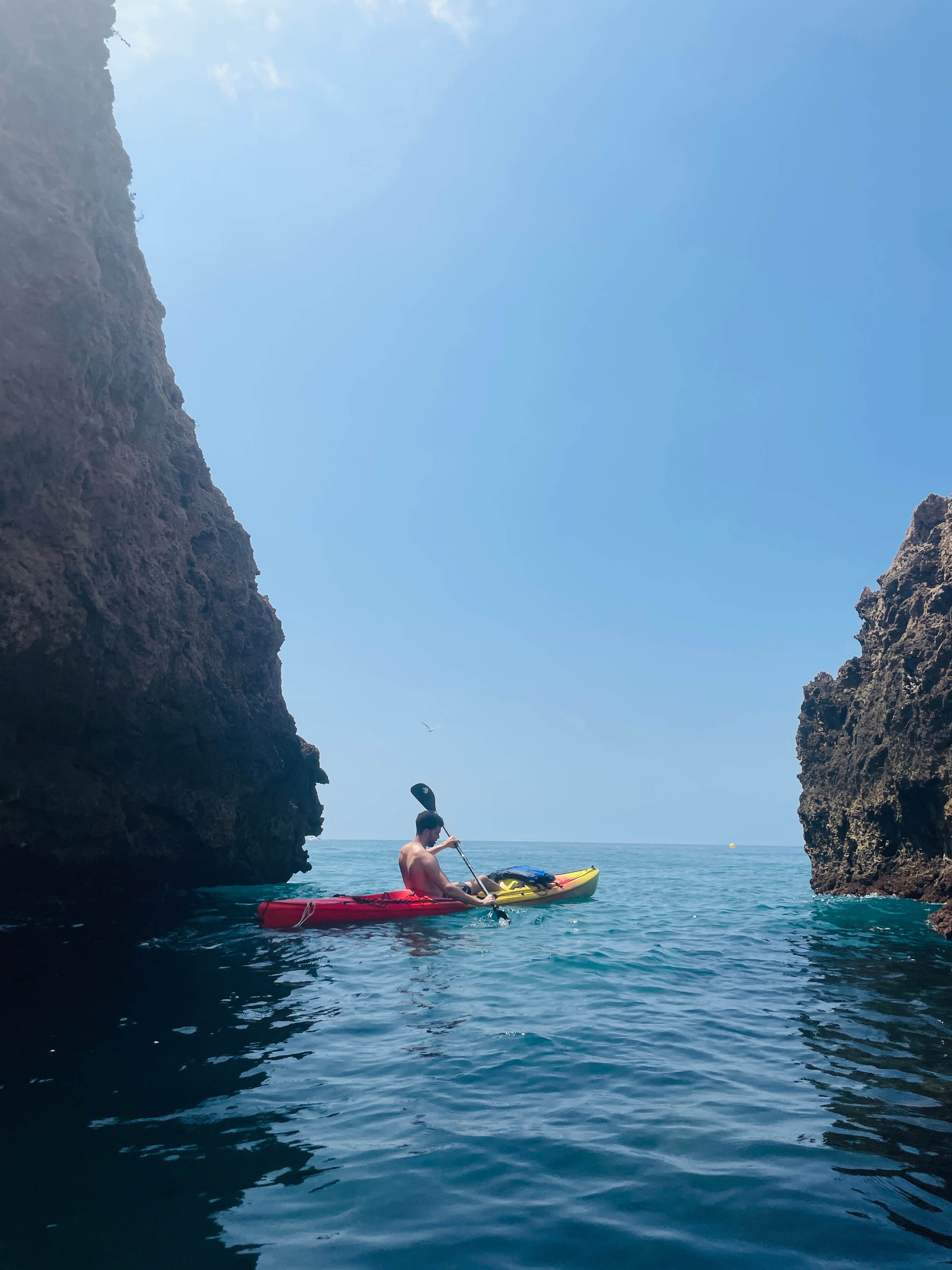 Miguel im Kayak an der Küste